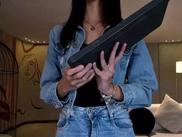 AnaisNin1 on BongaCams 