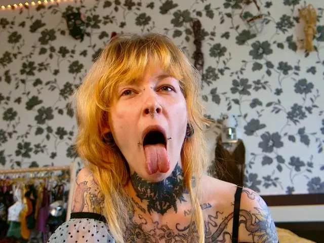 LittleSpaceMouse- on BongaCams 