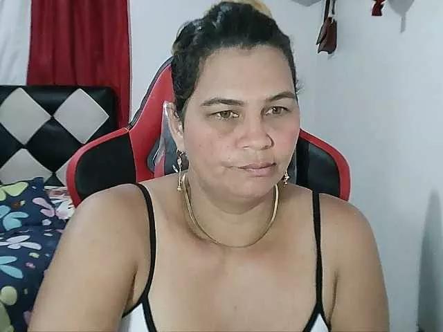 Miasilva — Que me besen por el cuello hacia los pechos y despus bajen por mi coo y me lo chupen bien Delicioso me gusta que me bibres con mi lovence sin parar