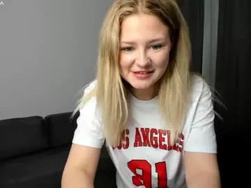 b_e_l_l_a__t_r_i_x on Chaturbate
