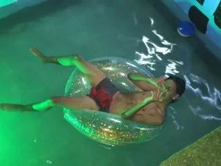 daniel_evans69 — Soy una persona muy amigable y tranquila, pero de aventuras extremas y de mente abierta. Lo veras cuando visites mi sala.  Soy completamente natural y amo mi cuerpo.