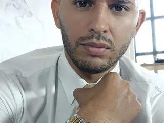 George_Collins — Mon show est centre sur vous et votre plaisir. Je suis la pour realiser vos fantasmes en jouant avec moi et mon corps comme vous le souhaitez : penetration, doigte, ejaculation, jeux de role, un patron dominant, il me fera baiser encore et encore.