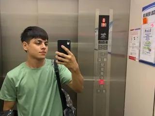 OwenWilsnn18 — Me encanta provocar, jugar con tus fantasas y llevarte al lmite del placer. En mi show encontrars pasin, intensidad y momentos irresistibles que te harn querer ms.