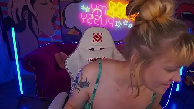 Freechat BellaLaPetit on StripChat