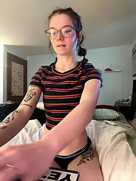 Offline dreamteemergirl on StripChat