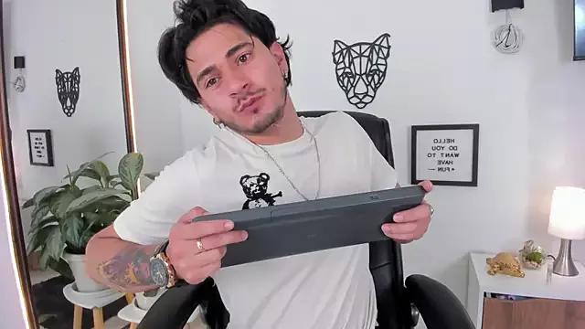 Freechat Elian_savoy on StripChat