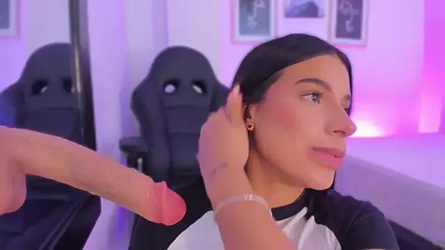 emelie_89 on StripChat 