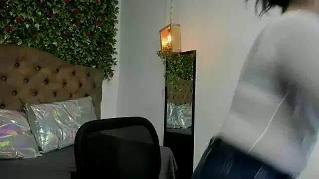 EmmySweett2 on StripChat 