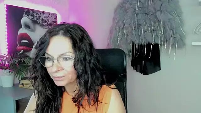 Freechat HelenLuxx on StripChat