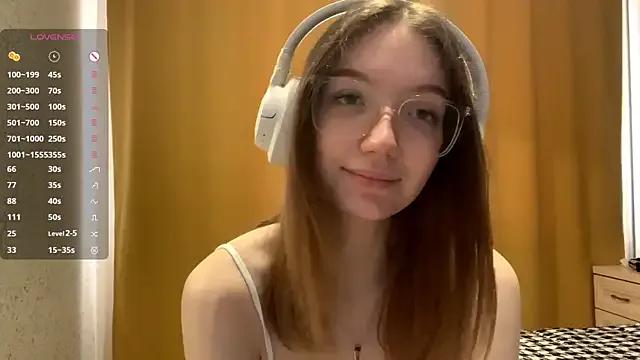 KrystinFunches — Lift my top and squeeze my tits close up