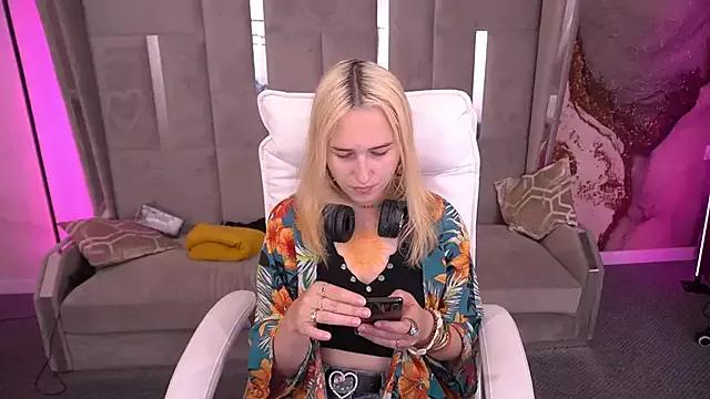 LilElfie on StripChat 