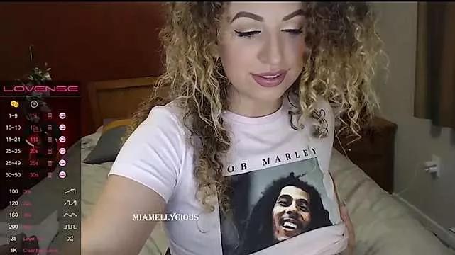 miamellycious on StripChat 