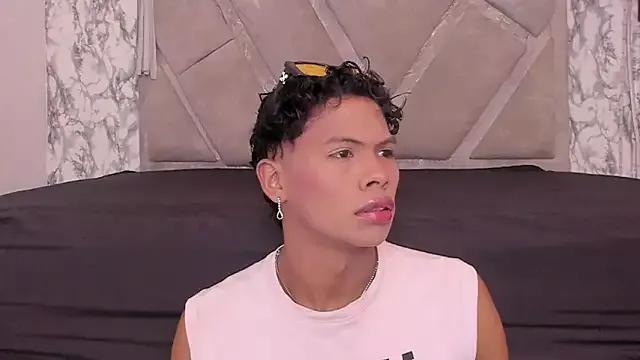 Freechat MilthonDelis on StripChat