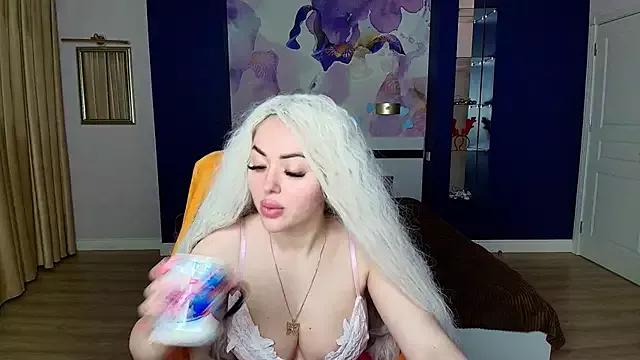 MissisCaty on StripChat 