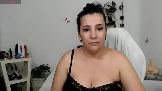 mom_hot__ on StripChat 
