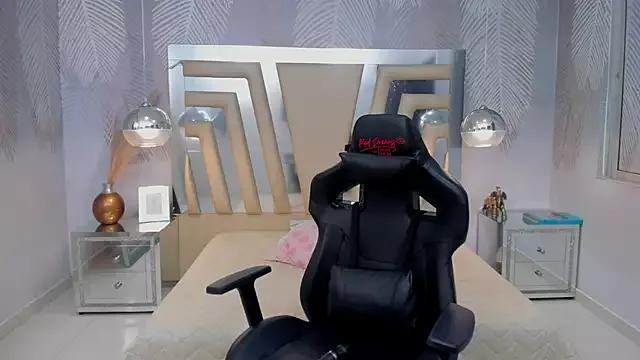 Saraa_Skinny on StripChat