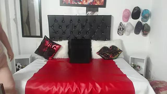 Sweetbigcatt on StripChat 